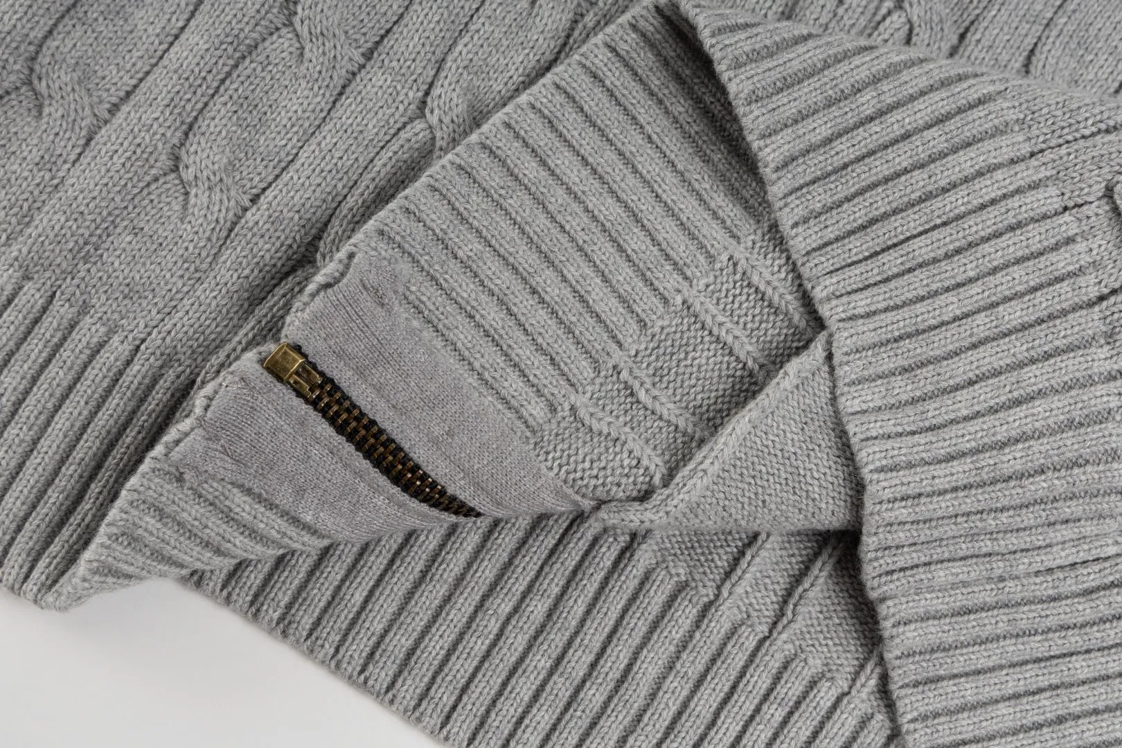 P260 #R98 RALPH LAUREN Ralph Lauren nine-color classic small label embroidery logo full zipper knitted cable cardigan sweater, high-density LOGO embroidery on the chest, original customization of tag accessories. Made of pure cotton yarn, pure cotton is skin-friendly and comfortable, small label war horse embroidered twist zipper cardigan sweater 🐎 high quality, follow the blogger to learn how to wear it! Let’s buy a Ralph Lauren cable sweater. It’s a super hard-to-find series after it became popular. It’s hard to find one on the official website. It’s simple and practical to wear, with a lazy and loose feel. The thickened fabric has more texture, feels soft and delicate, and has a loose fit. Whether worn alone or layered, you can wear different styles of fashion with just one piece!   Size：XS S M L